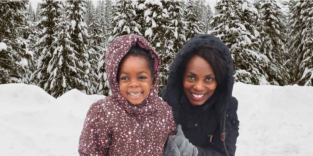 Nhaali aus Sambia Mutter Tochter Schnee Deutschland Paderborn